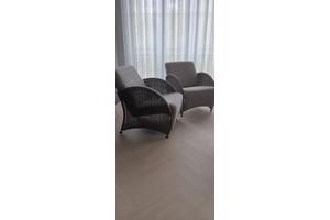 4 fauteuils (2 hoge en 2 lage rug, + glazen salontafel