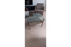 4 fauteuils (2 hoge en 2 lage rug, + glazen salontafel