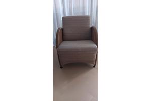 4 fauteuils (2 hoge en 2 lage rug, + glazen salontafel