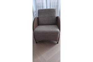 4 fauteuils (2 hoge en 2 lage rug, + glazen salontafel