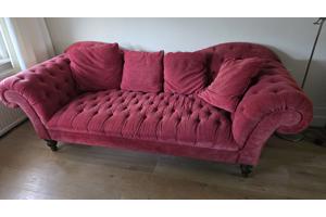 Luxe bordeauxrode Chesterfield bank van velvet