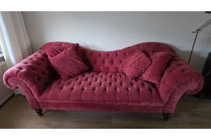 Luxe bordeauxrode Chesterfield bank van velvet