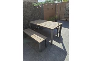 Tuintafel met 2 bankjes