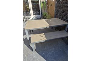 Tuintafel met 2 bankjes