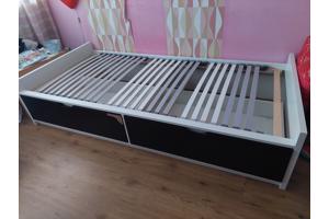 Eenpersoons bed met lades