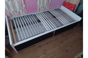 Eenpersoons bed met lades