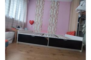 Eenpersoons bed met lades