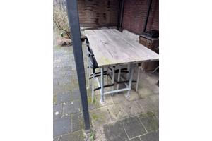 Buiten hoge tafel met stoelen