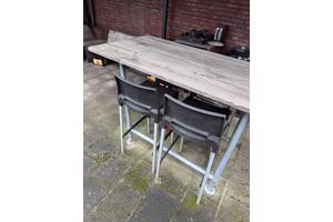 Buiten hoge tafel met stoelen