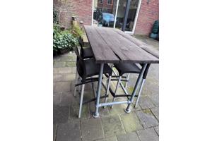 Buiten hoge tafel met stoelen