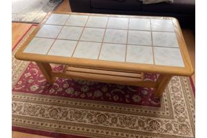 Houten salontafel met tegels.