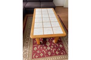 Houten salontafel met tegels.