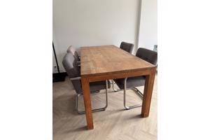 Houten eettafel