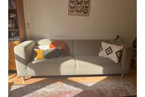 Bijenkorf bank beige stof zilveren poten