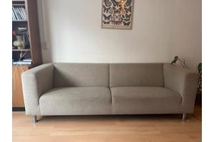 Bijenkorf bank beige stof zilveren poten