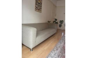 Bijenkorf bank beige stof zilveren poten