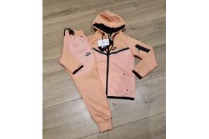 nike tech pakken in diverse kleuren