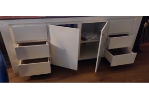 Dressoir twee deuren en zes laden.