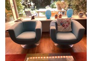 2 blauwe draaistoelen