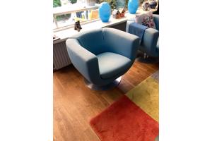 2 blauwe draaistoelen