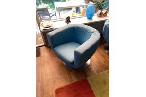 2 blauwe draaistoelen