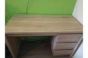 Licht eiken bureau met 3 ruime opberglades.