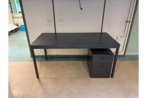 2x zwart bureau met metalen frame (kantoor)