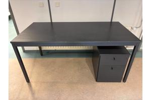 2x zwart bureau met metalen frame (kantoor)