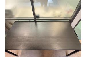 2x zwart bureau met metalen frame (kantoor)