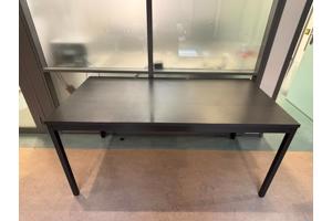 2x zwart bureau met metalen frame (kantoor)