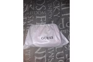 Een ruime Roze guess tas