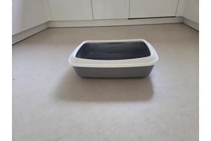 Twee vrijwel ongebruikte kattentoiletten