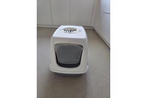 Twee vrijwel ongebruikte kattentoiletten
