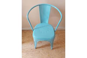 lichtblauwe metalen industriele stoel