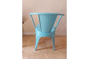 lichtblauwe metalen industriele stoel