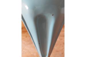 lichtblauwe metalen industriele stoel