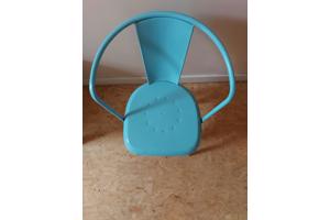 lichtblauwe metalen industriele stoel