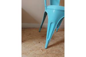 lichtblauwe metalen industriele stoel