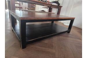 Robuuste houten salontafel - donker gelakt