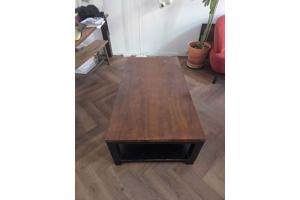 Robuuste houten salontafel - donker gelakt