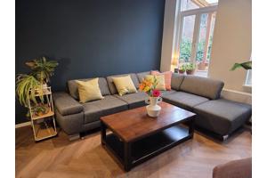 Robuuste houten salontafel - donker gelakt