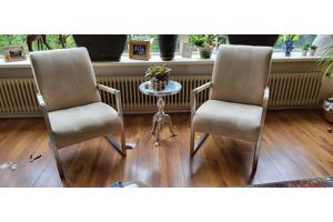 4 fatuils. 2 beige bekleding met chroom frame en 2 blauwe fautuils met zwart frame. Plus tewee zilver kleurige bijzettafeltjes
