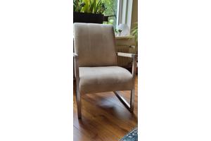 4 fatuils. 2 beige bekleding met chroom frame en 2 blauwe fautuils met zwart frame. Plus tewee zilver kleurige bijzettafeltjes