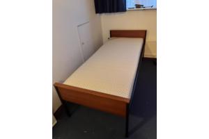 Auping bed met schoon en stevig matras