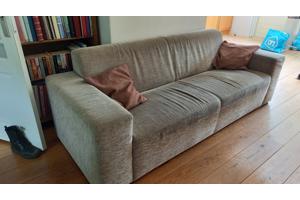 Beige bank en bordeauxrode fauteuil