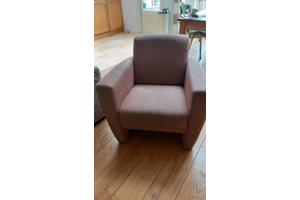 Beige bank en bordeauxrode fauteuil
