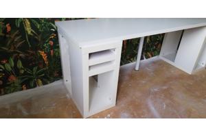 Ikea bureau, kleur wit. 200x60 cm, 75 cm hoog. Met extra steunpilaar en bedradingsrek.