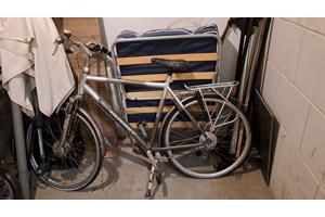 Twee heren fietsen om op te knappen