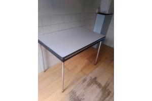 Uittrektafel kunststof met metalen frame