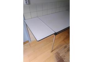 Uittrektafel kunststof met metalen frame